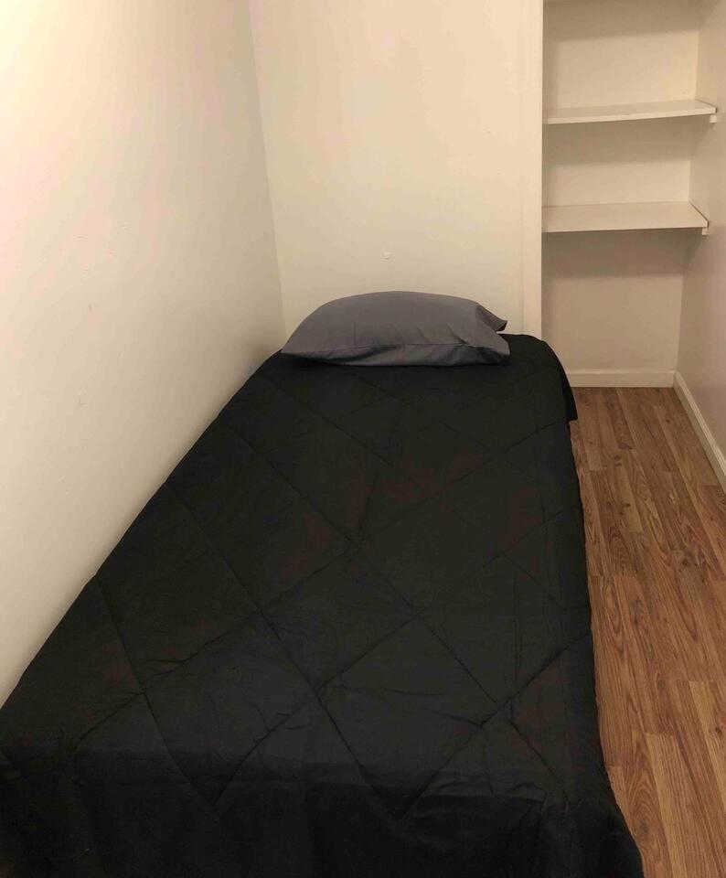 Private With 3 Bedrooms And 1 Bathroom Only 15 Minutes To Newark International Airport Ewr Apartment Elizabeth