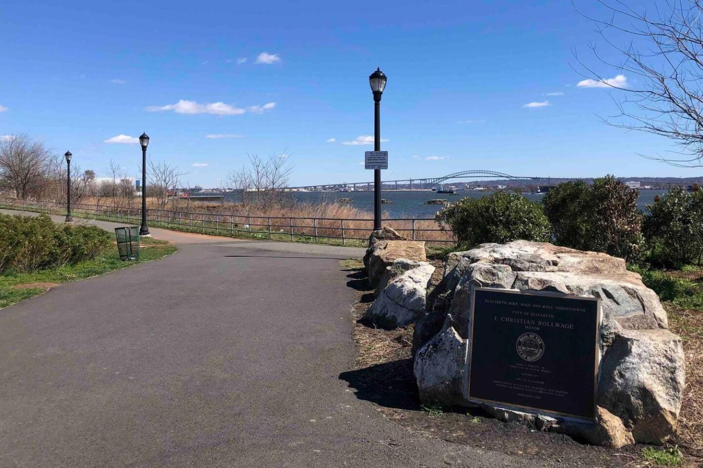 Private With 3 Bedrooms And 1 Bathroom Only 15 Minutes To Newark International Airport Ewr Apartment Elizabeth